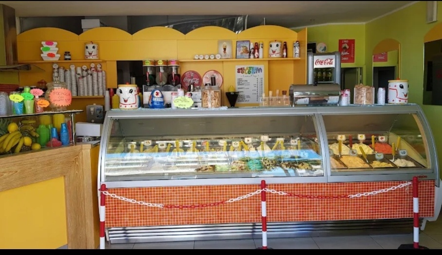 L'interno della gelateria con vetrina, granite e yogurt soft